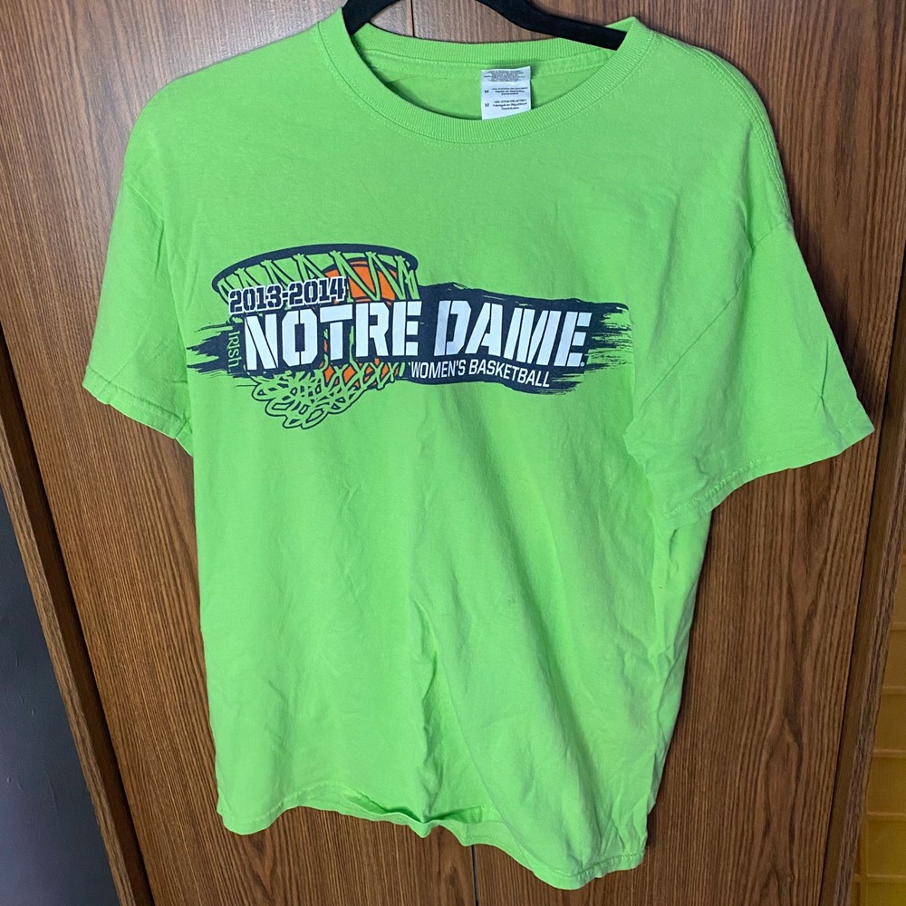 Gildan Notre Dame Basketball T-Shirt Mens Medium Green 2013-2014 Roster Tee